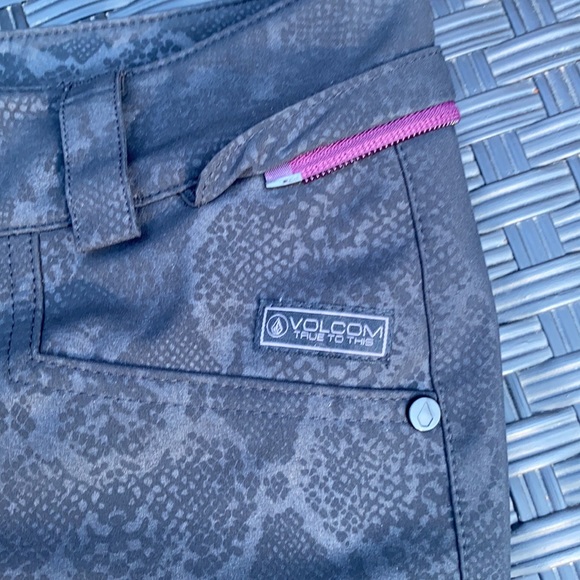 Volcom Stretch Skinny Fit snakeskin print snow pants *Rare* XS - Picture 6 of 6